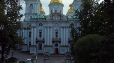  St. Petersburg 'daki Nikolsky Donanma Katedrali üzerinde bir helikopterle.. 