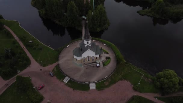 Церковь Святого Георгия и Сергия Радонежского в Пулковском парке. — стоковое видео