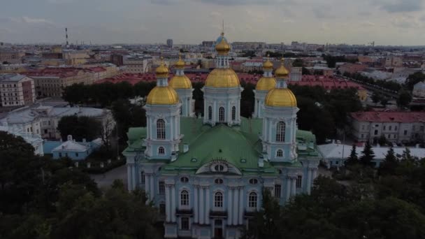 Vlucht met een helikopter over de Nikolsky Naval Cathedral in St. Petersburg. — Stockvideo