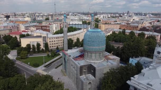 Lot helikopterem nad kopułami meczetu katedralnego w Sankt Petersburgu. — Wideo stockowe