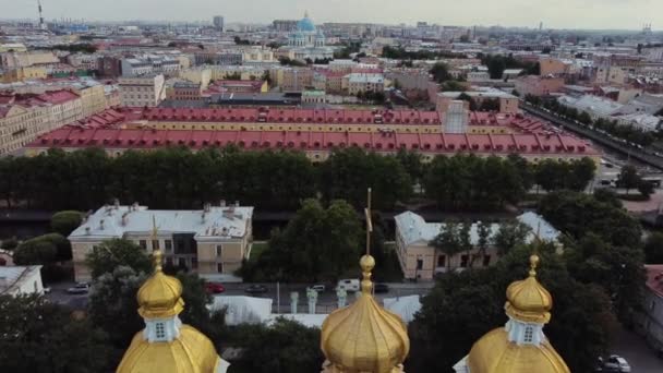 Hubschrauberflug über der Nikolski-Marinekathedrale in St. Petersburg. — Stockvideo