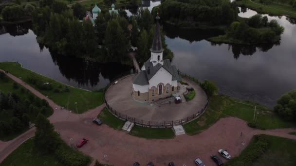 Kostel sv. Jiří a sv. Sergia z Radoněže v parku Pulkovo. — Stock video