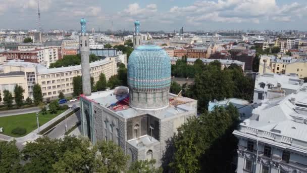 Volo su un elicottero sopra le cupole della Moschea della Cattedrale di San Pietroburgo. — Video Stock