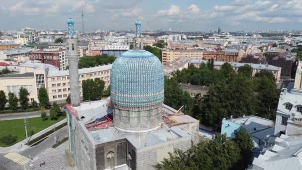 Lot helikopterem nad kopułami meczetu katedralnego w Sankt Petersburgu. — Wideo stockowe