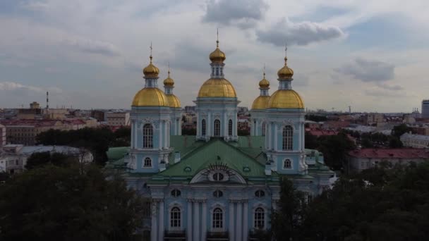 Voo em um helicóptero sobre a Catedral Naval Nikolsky em São Petersburgo. — Vídeo de Stock