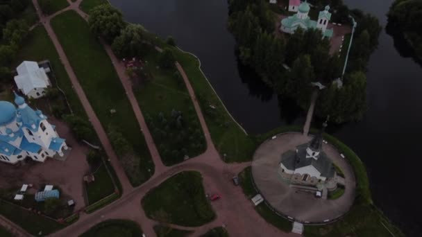 Kerk van St. George en St. Sergius van Radonezh in Pulkovo park. — Stockvideo