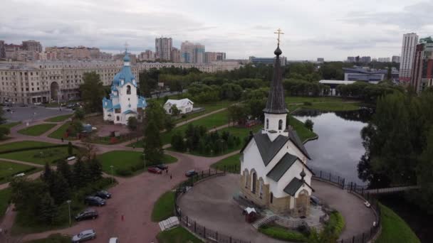 Kerk van St. George en St. Sergius van Radonezh in Pulkovo park. — Stockvideo