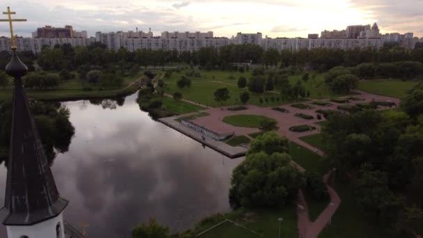 Kerk van St. George en St. Sergius van Radonezh in Pulkovo park. — Stockvideo