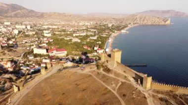 Sudak, Kırım 'daki antik Ceneviz kalesinin havadan görünüşü.