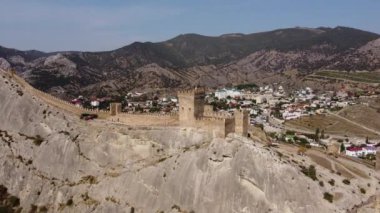 Sudak, Kırım 'daki antik Ceneviz kalesinin havadan görünüşü.