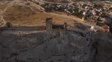 Sudak, Kırım 'daki antik Ceneviz kalesinin havadan görünüşü.