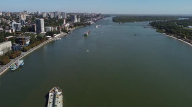Kuru kargo gemileri Rostov-on-Don 'da Don Nehri boyunca yol alır..