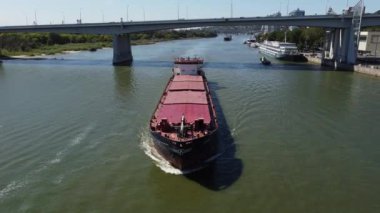 Kuru kargo gemileri Rostov-on-Don 'da Don Nehri boyunca yol alır..