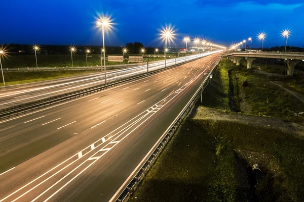 El intercambio de carretera de circunvalación en San Petersburgo por la noche illuminat — Foto de Stock