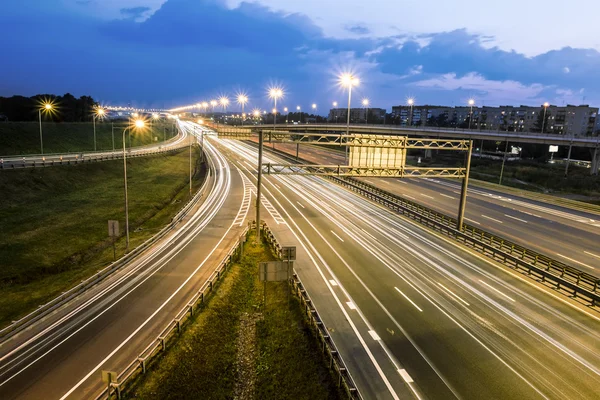 El intercambio de carretera de circunvalación en San Petersburgo por la noche illuminat — Foto de Stock