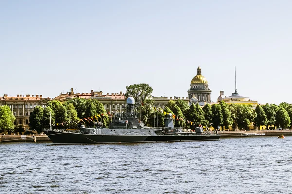 Barcos de guerra en las aguas del río Neva en San Petersburgo en th — Foto de Stock