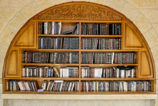 Regale mit religiösen Büchern nahe der Klagemauer in jerusalem — Stockfoto