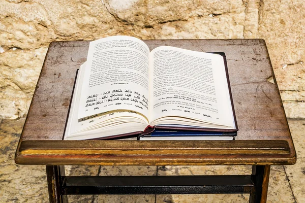 Religiöses jüdisches Lügenbuch inmitten der Klagemauer in jerusalem — Stockfoto