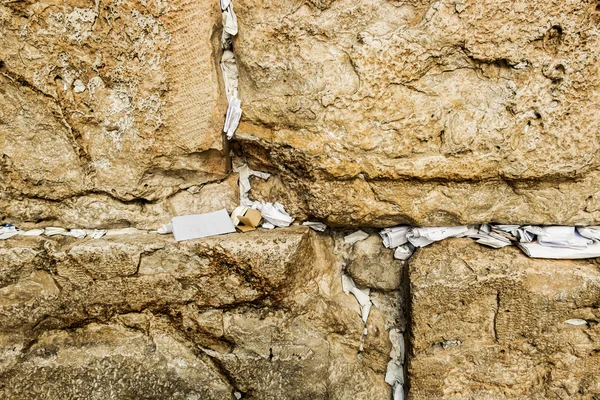 Fragment der Westmauer mit klebrigen Notizen in jerusalem — Stockfoto