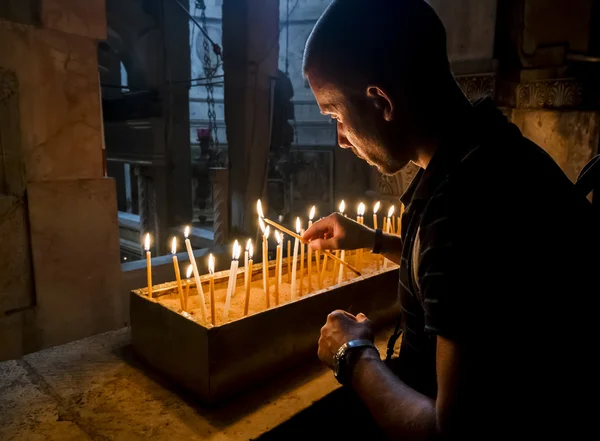 Poutníci zapálil svíčky v kostele Svatého hrobu v — Stock fotografie