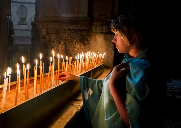 Poutníci zapálil svíčky v kostele Svatého hrobu v — Stock fotografie