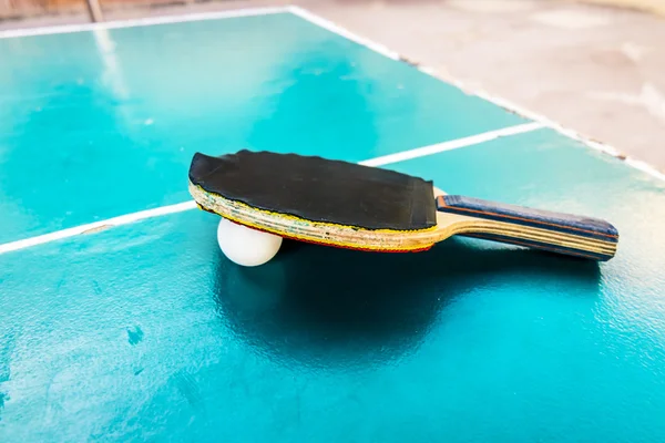 Balles de tennis noir Racquet et ball tables — Photo