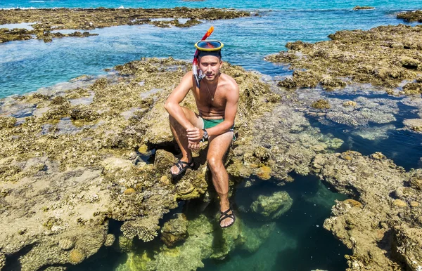 Hombre en la máscara para posar sobre el telón de fondo de la hermosa — Foto de Stock