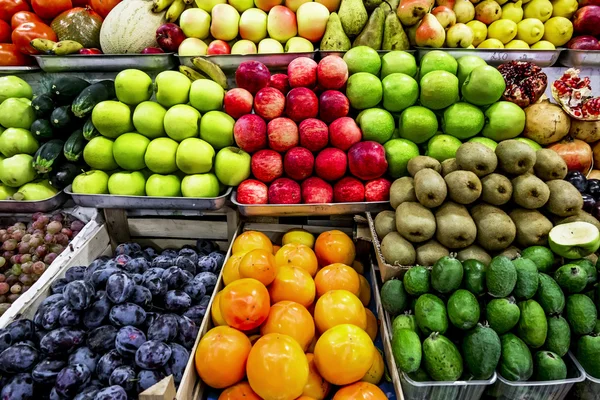 Kontra med olika frukter på marknaden — Stockfoto