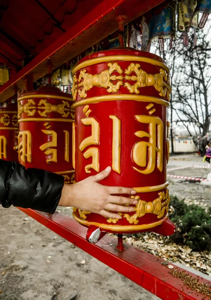 Hand dreht Gebetstrommeln am buddhistischen Tempel in St. Pettersbur — Stockfoto