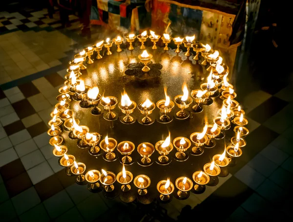 Kaarsen in een boeddhistische tempel in Sint-Petersburg — Stockfoto