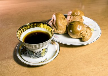 Siyah kahve ve pasta plaka üzerinde 