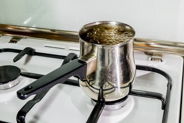 Kahve demlendi ve kaynar cezve üzerinde gaz sobası,