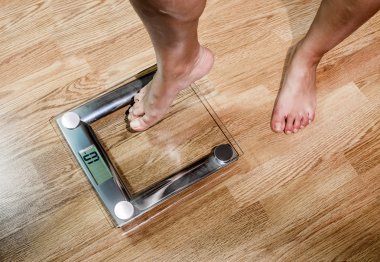 Üzerinde ölçekler tartılır kadın. 