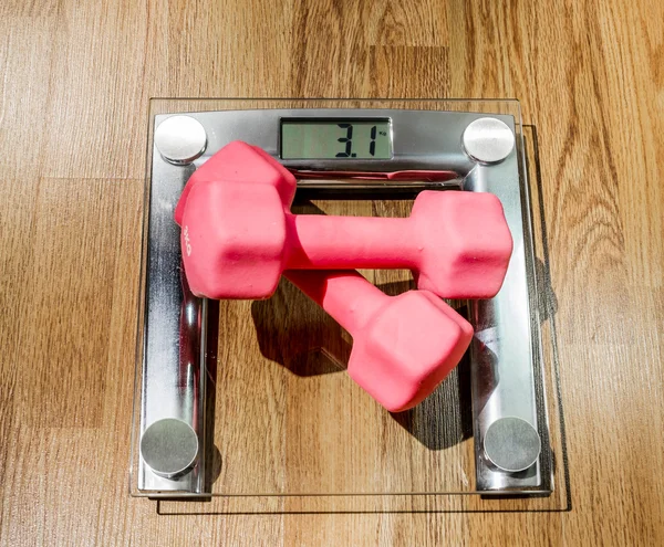 Dumbbell weights at home against the backdrop of a parquet — Stock Photo, Image