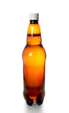 Beyaz arka plan üzerinde izole bira ile plastik şişe