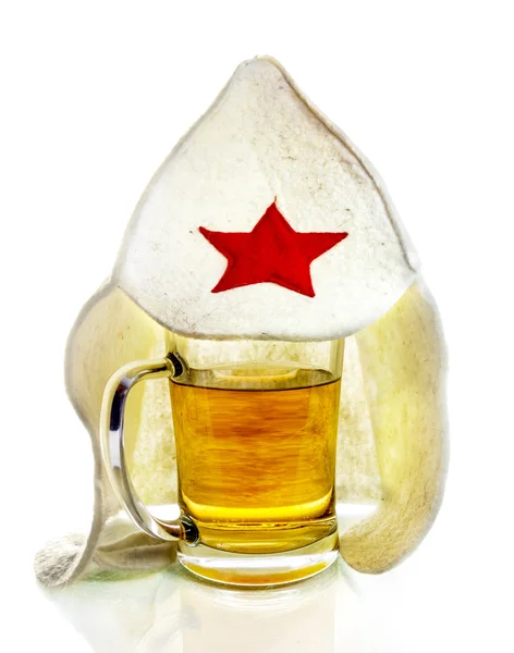 Caneca com cerveja e uma touca de banho com estrela vermelha — Fotografia de Stock