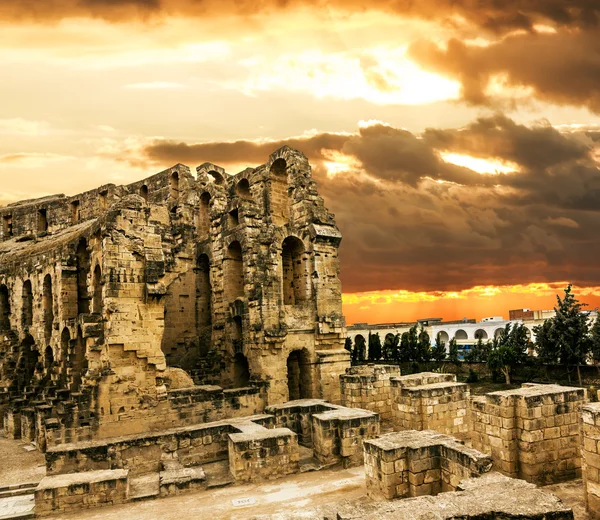 Anfiteatro romano en la ciudad de El JEM en Túnez en medio del colorfu — Foto de Stock