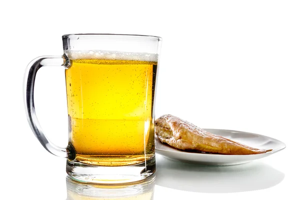 Kubek z piwem i ryba na talerzu — Zdjęcie stockowe