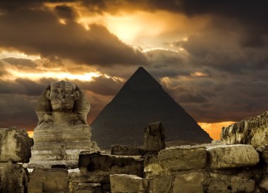 Sfenks ve Giza Egipt Cheops Piramidi gün batımında