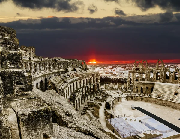Anfiteatro romano en la ciudad de El JEM en Túnez en medio del colorfu — Foto de Stock