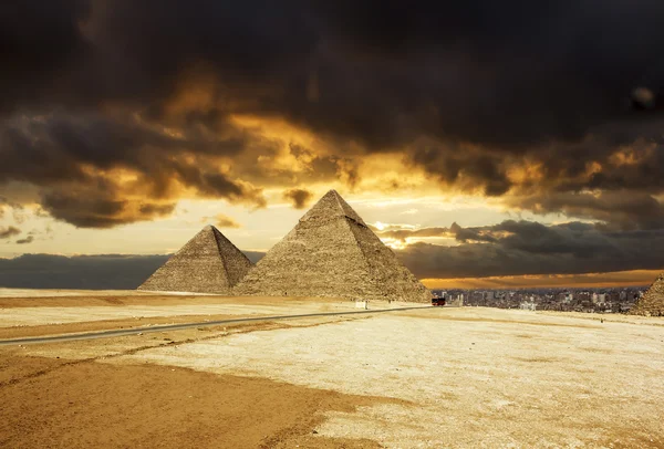 Pyramidy v Gíze na pozadí při západu slunce, Káhira, Egypt — Stock fotografie