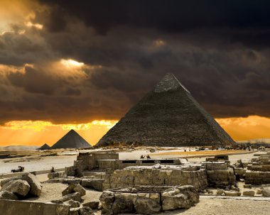 Günbatımı, Kahire, Mısır arka plan üzerinde Giza piramitleri