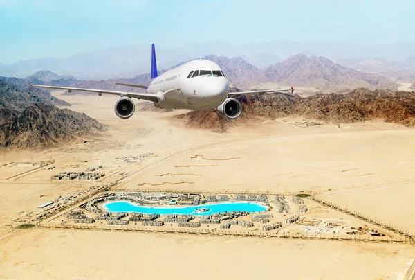 Avião de passageiros decolou sobre o resort egípcio de Sharm el — Fotografia de Stock