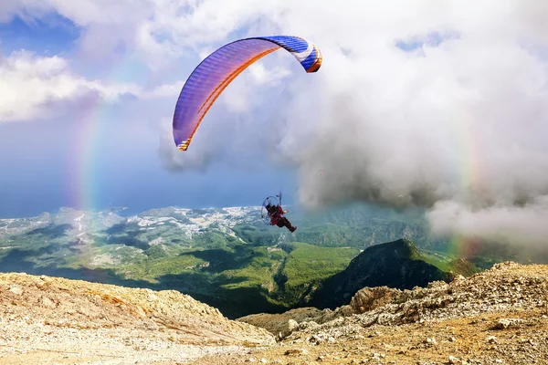 Paraglider flugor från mount tahtali, Turkiet — Stockfoto