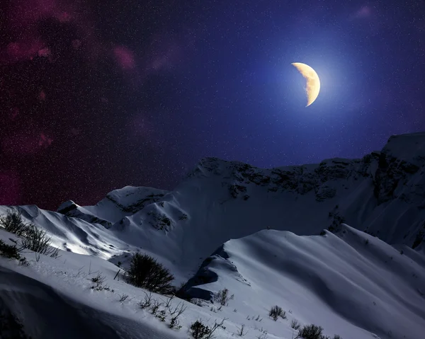Cielo estrellado con la Luna por encima de las montañas nevadas —  Fotos de Stock