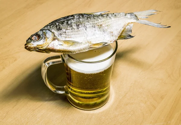 Korsó sör és a halat az asztalra — Stock Fotó