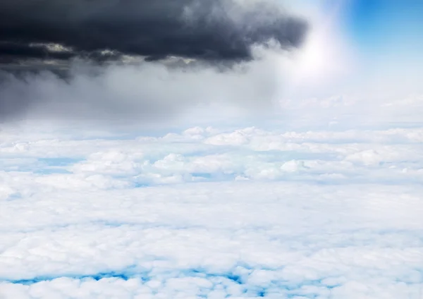 Blick auf die Wolken und die Sonne aus der Höhe — Stockfoto