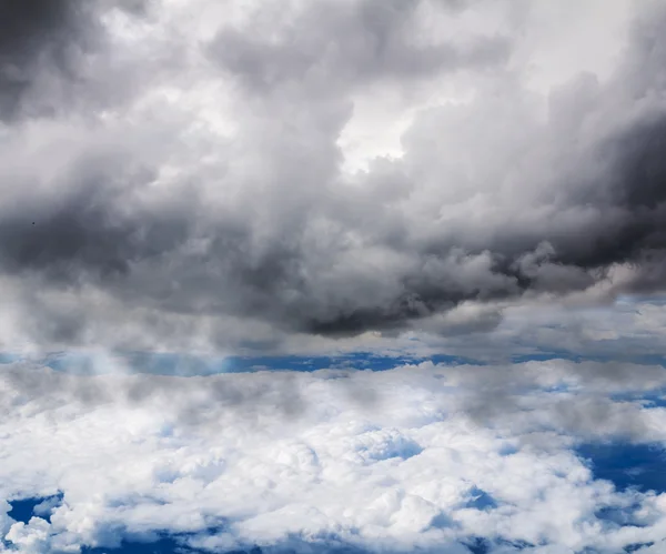 Blick auf die Wolken und den Himmel in Flugzeughöhe — Stockfoto