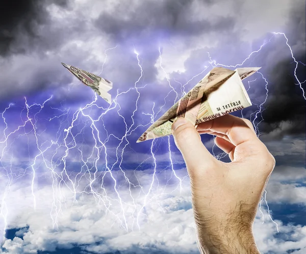 Мбаппе запускает в штормовое небо самолеты законопроектов Лицензионные Стоковые Фото