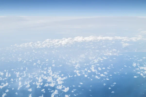 Spójrz na chmury i niebo na wysokości lotu samolotu — Zdjęcie stockowe